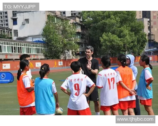 足球明星亲临校园为学子送上毕业祝福与人生启迪的盛大典礼 足球明星亲临校园为学子送上毕业祝福与人生启迪的盛大典礼