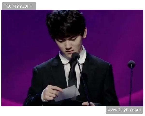 足球场上的英雄情怀与感动瞬间揭示明星背后的故事