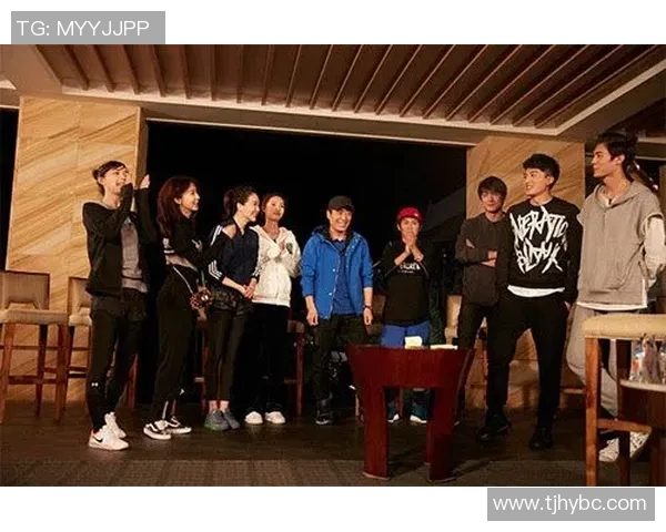 足球明星跨界综艺秀精彩亮相引发粉丝热议与期待