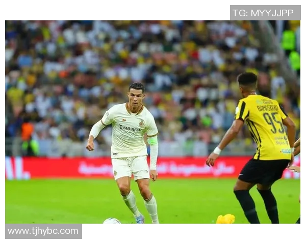 足球明星C罗海洋风格壁纸尽显球场魅力与个人风采的完美结合